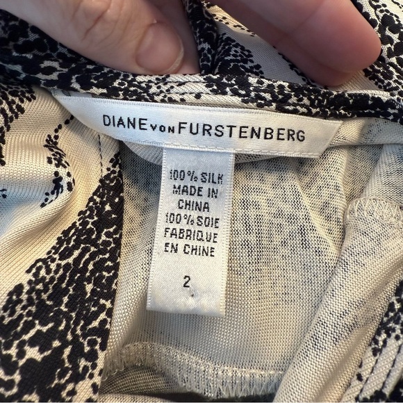 Diane Von Furstenberg Black and White Julian Silk Wrap Dress size 2 - Picture 2 of 8